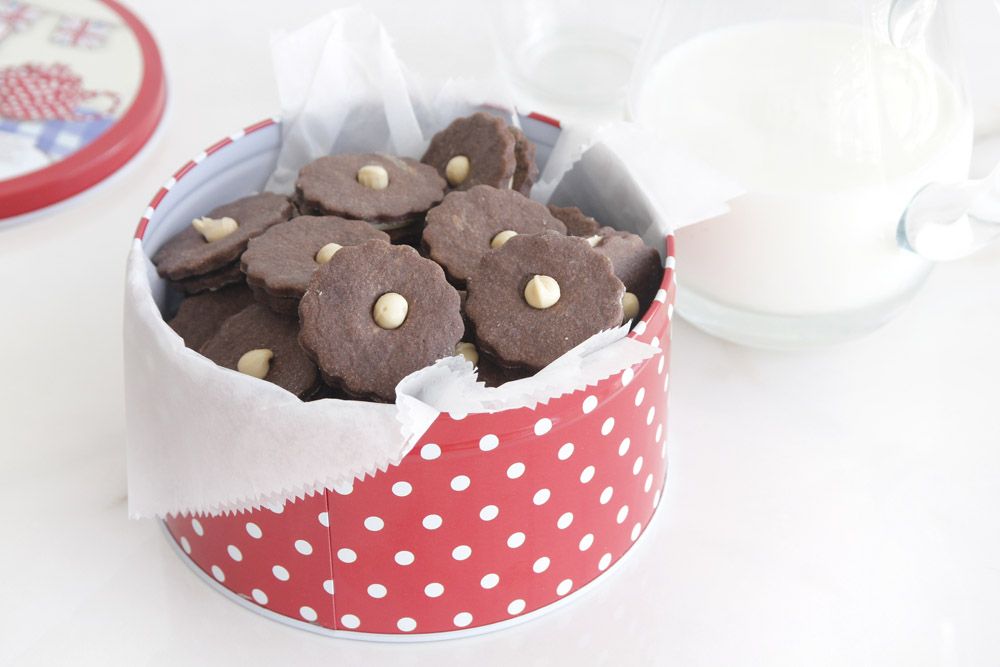 Chocolate Sandwich Cookies with Halva Spread 