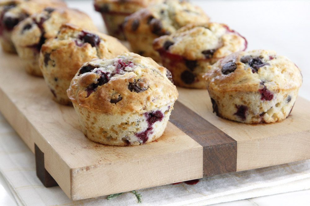 Chocolate Chip Muffins with Yogurt and Berries | Lil' Cookie