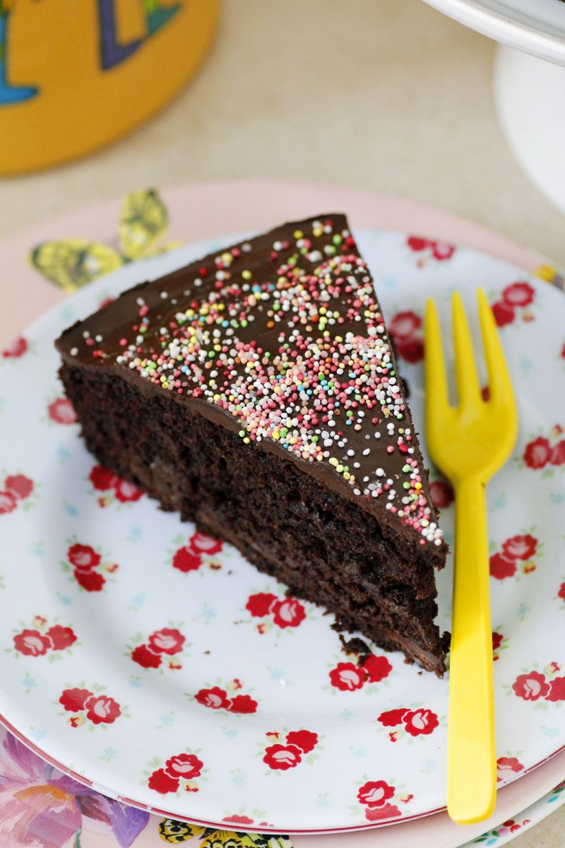 עוגת שוקולד טבעונית עם סוכריות