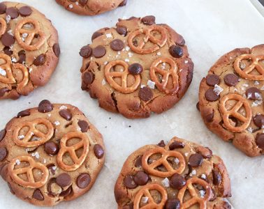 Chocolate Chip Cookies with Pretzel and Peanut Butter | Photo: Natalie Levin